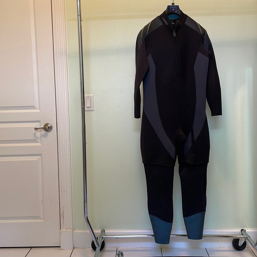 Mens XL Black and Blue Akona wetsuit! Great condition!